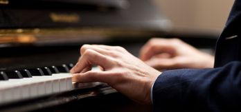 Hände auf Pianotasten